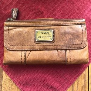NWT genuine leather fossil Emory clutch in saddle